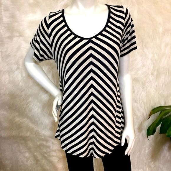 LuLaRoe Silky spandex flowey Top - Picture 1 of 5